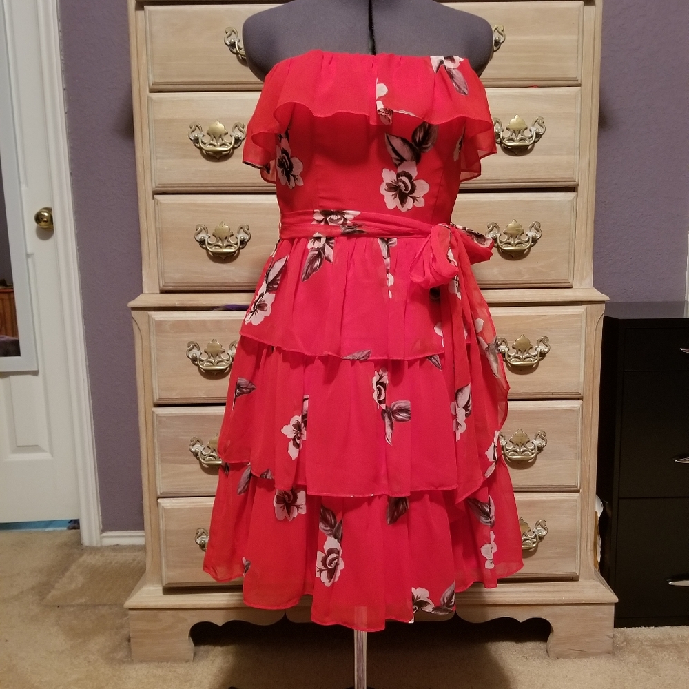 White House Black Market Red Floral Dress with Revable Straps Size 0